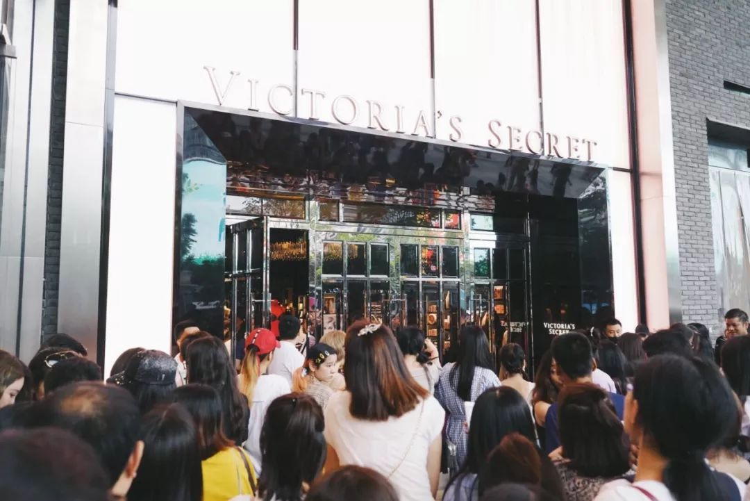 “维密天使”何穗下午在杭州被围观,原来那些传说是真的,肤白胸