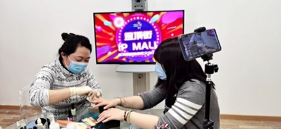  #新技能#疫情期间宅家无聊？线上直播教金顶街老街坊“get”新技能