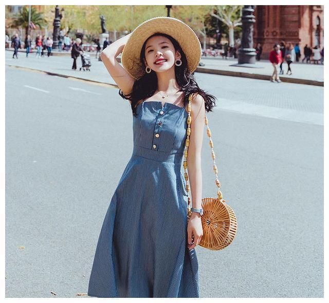 街拍:吊带连体裤,将小姐姐的身材衬托的凹凸有致,显得很高级!