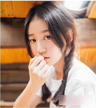 10款头顶头发少的女生适合的扎头发发型!