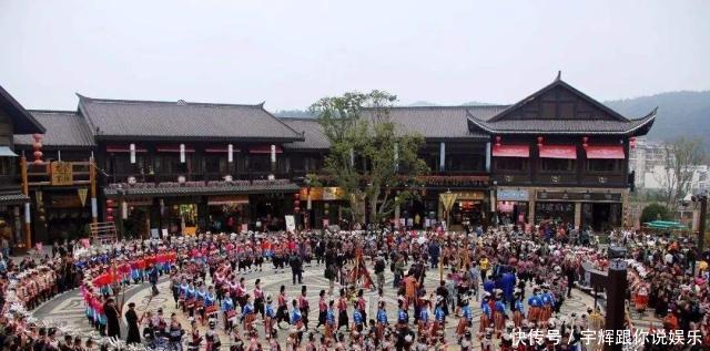 贵州被“隐藏”的小镇,投资13亿开发门票免费,商家竟不亏还赚