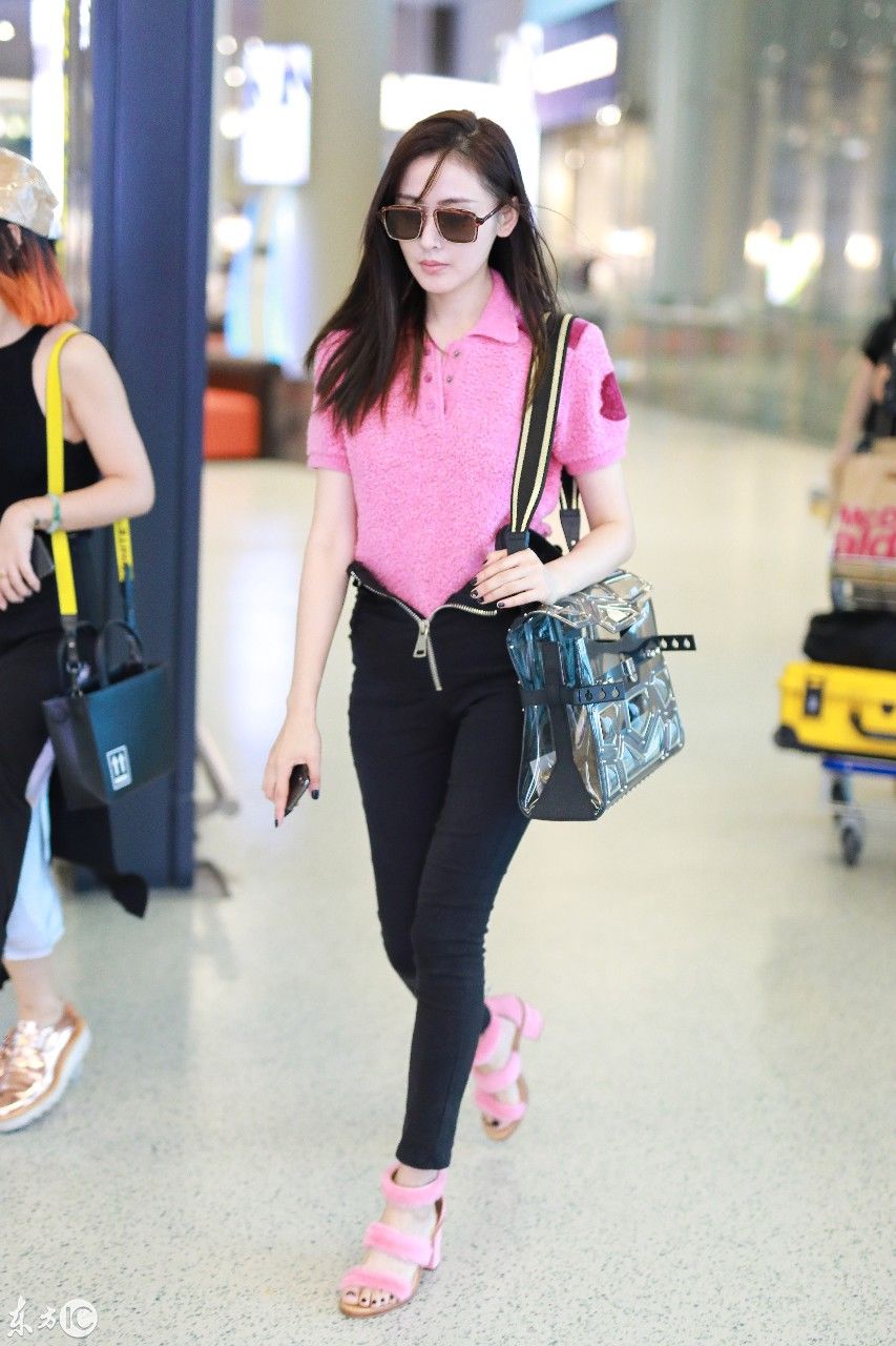 张天爱现身上海，网友:能不能把裤子拉链拉好呢?