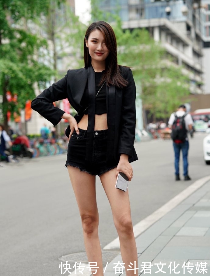 「 美女」穿短热裤秀大长腿，亭亭玉立很有既视感，一米九的高个美女