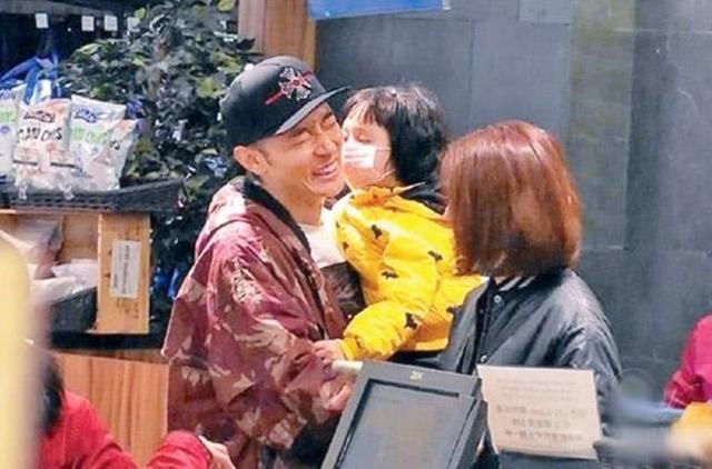 张丹峰一家破谣言香港逛街？网友：人家夫妻关系好着呢