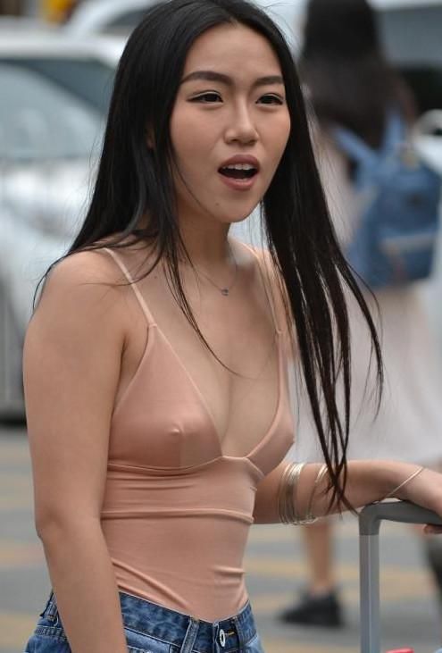 街拍:紧身吊带+超短裤，丰满的身材让人无法抵挡啊!