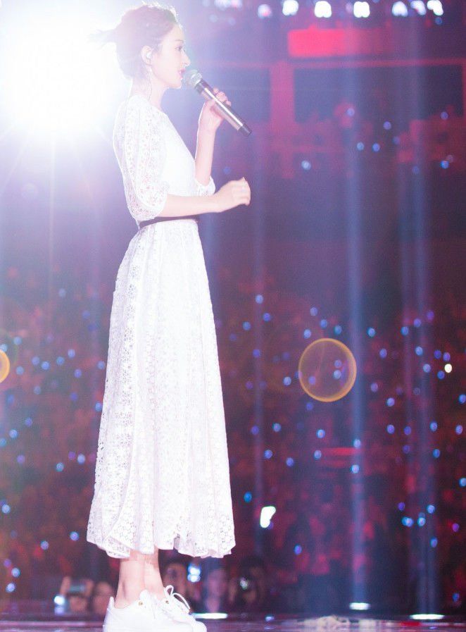 赵丽颖为打破怀孕传闻，穿得超性感，86斤有着60斤身材的腰