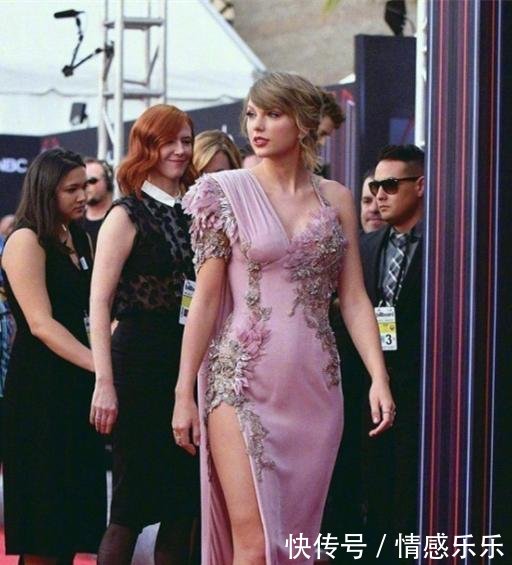 街拍图1霉霉真敢穿,图2紧身牛仔裤美女!图3穿打底裤就出门