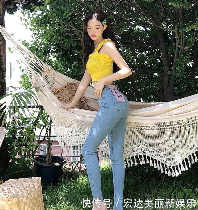 #小脚#街拍:身材纤细的小美女,身穿吊带上衣配小脚裤,非常的有魅力哦