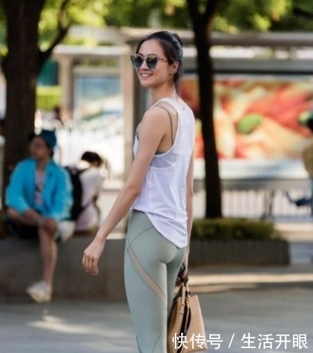  『气质』街拍美女：身材曼妙的的小姐姐，紧身牛仔裤穿搭，更有立体感！