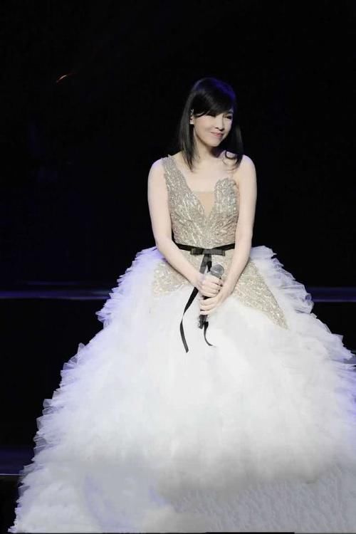 「 薄纱」少女感太强美得过分，周慧敏真有52岁？穿薄纱吊带连衣裙配长卷发