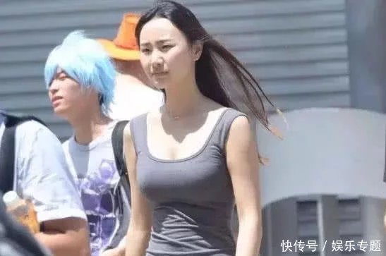 楚楚动人的成熟少妇，紧身裙勾勒完美体型简直无可挑剔，让身后的