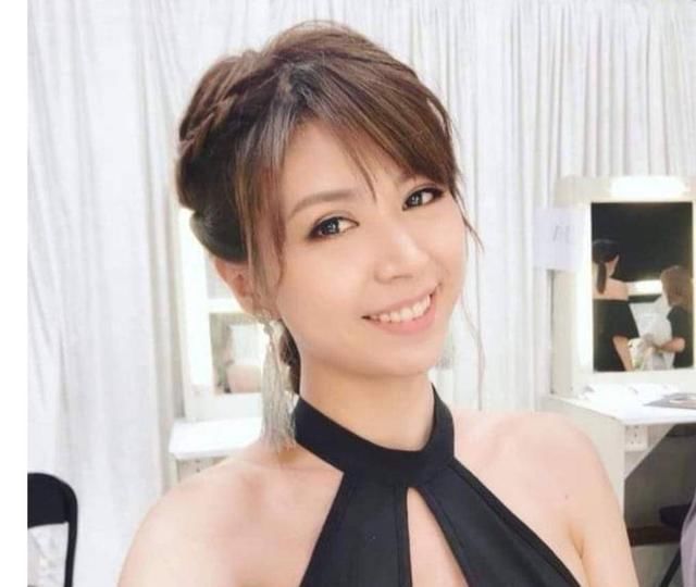 #小花#TVB小花主持新节目收起傲人身材 男搭档接受访问时直呼不过瘾