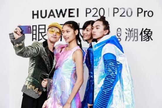 赶在四大时装周之前，华为P20极光色引领色彩新潮流