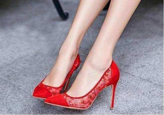 做精致的女人，鞋架上就一定要有尖头细跟高跟鞋的存在！