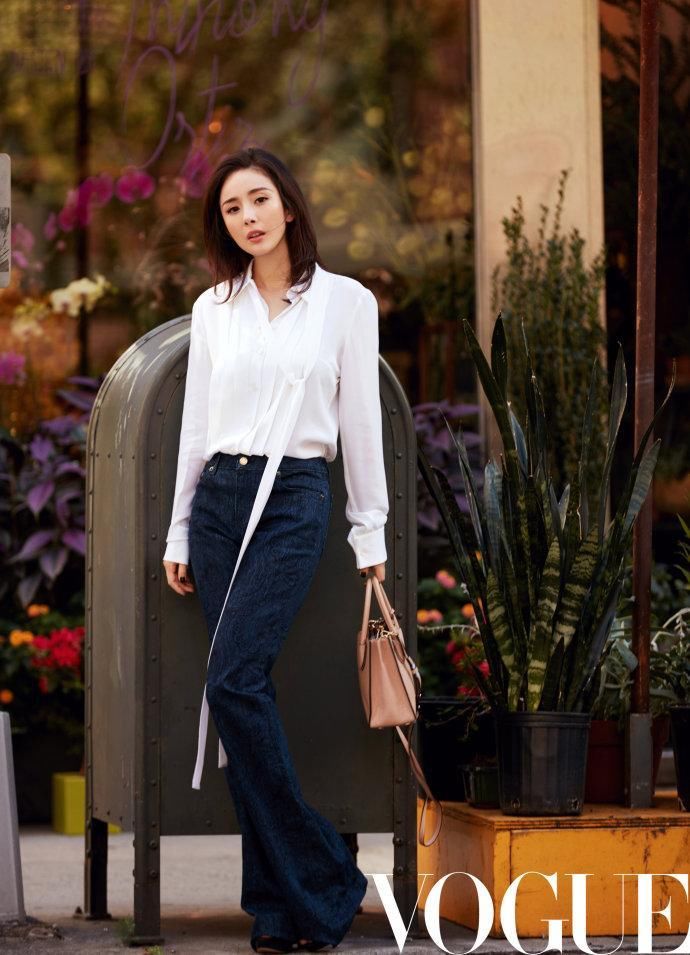 杨幂花式百搭，周冬雨思路清奇，穿白衬衫最好看的女星都有谁?