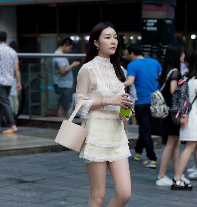 重庆街拍美女, 山城北城天街的美腿美女