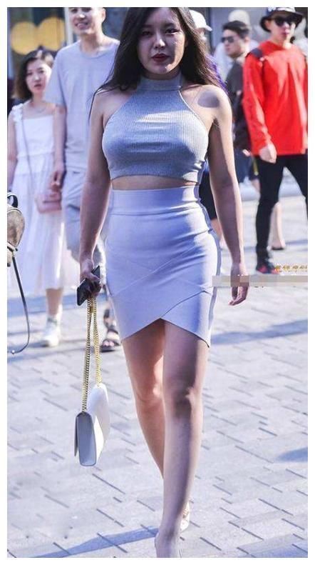 成都街拍:美女紧身装尽显傲人身材，凹凸有致直男血脉喷张