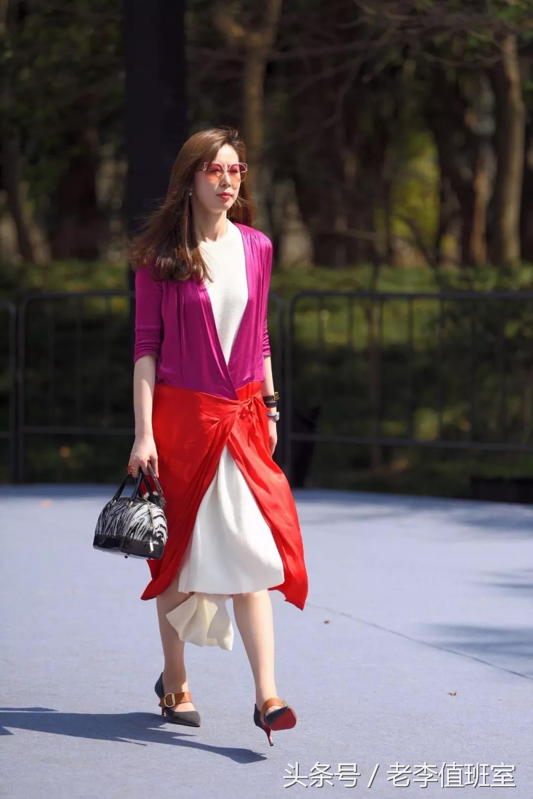 街拍:走路时衣衫飘动明艳动人的性感气质红裙美女