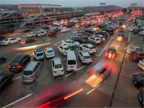  #路面情况#高速服务区停车的“潜规则”，多数车主已经上过当，