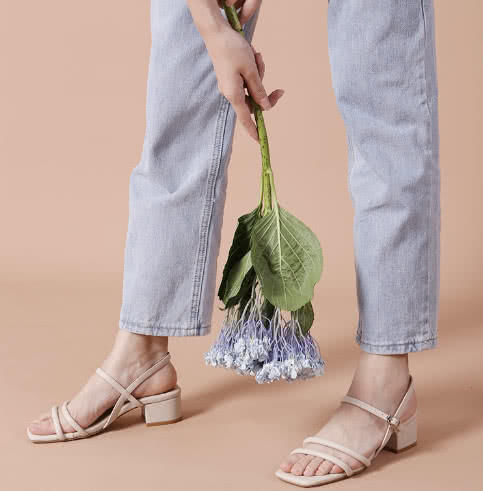 永远不会过时的一字带凉鞋，女人一生中必须拥有的一双鞋子