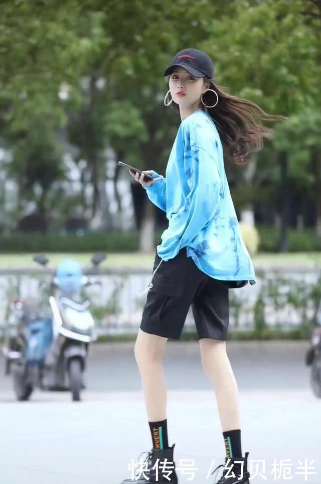 【堆堆】超显瘦的休闲风,小姐姐蓝色“堆堆衣”搭五分裤,细腿手臂一样细