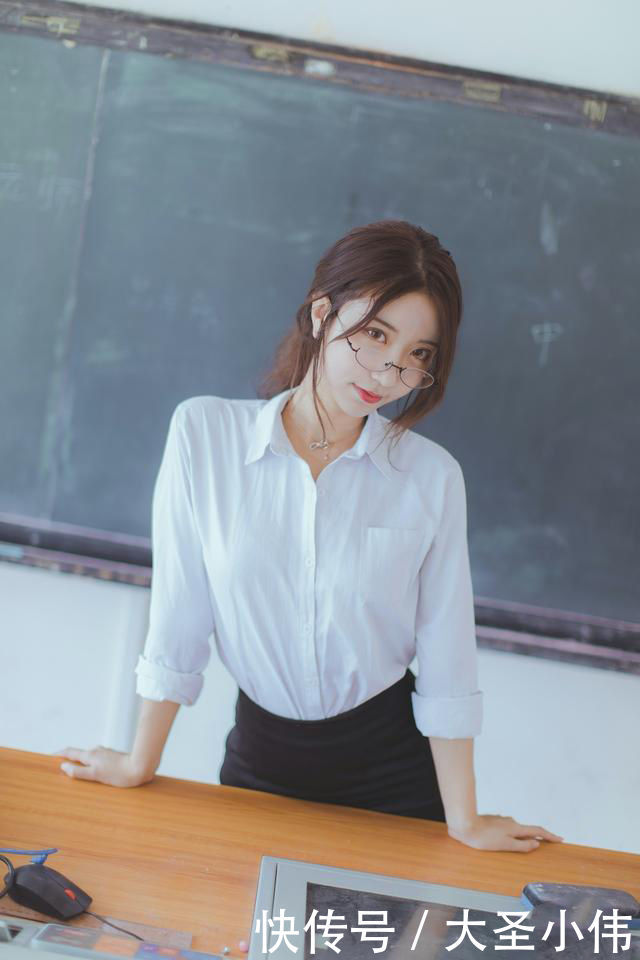  #美女#美女街拍：刚来的英语老师，打扮挺单纯的，看起来不好惹的样子