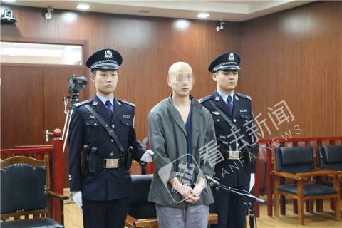 快递小哥无证驾驶电动摩托车撞伤人 以交通肇