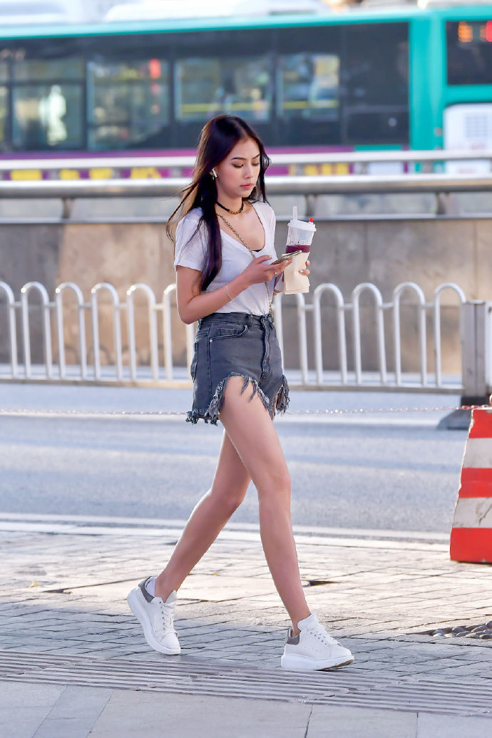 路人街拍：小姐姐光滑的美腿踩透明凉鞋时尚性感，吊带香肩好看