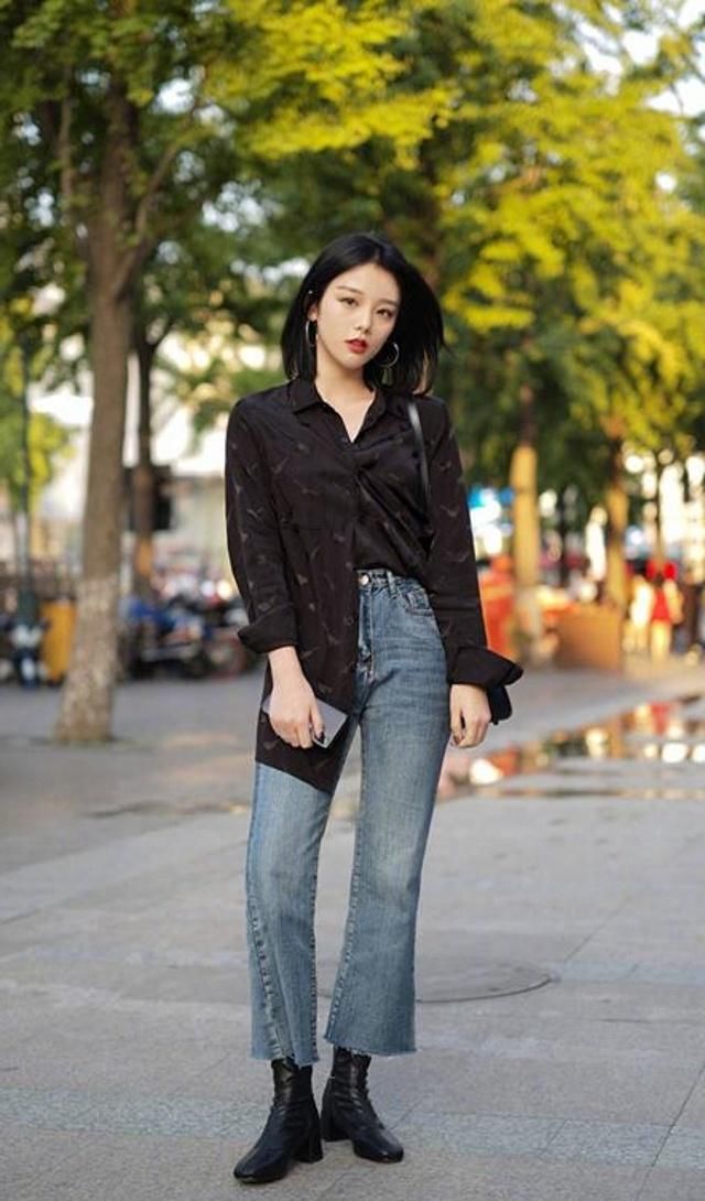  美女|街拍：美女把衬衫打个结穿出街，特别的迷人
