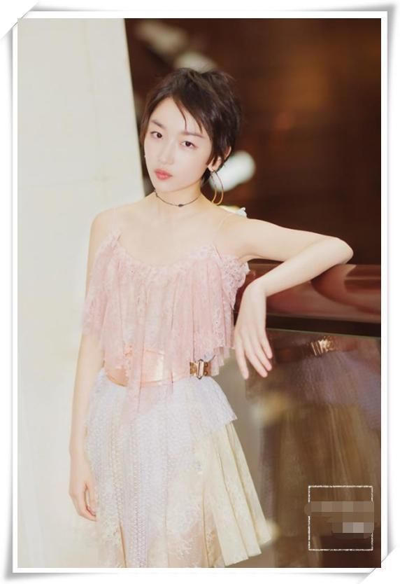 当80斤周冬雨和94斤热巴同穿吊带裙，再次证明微胖才是最美身材！