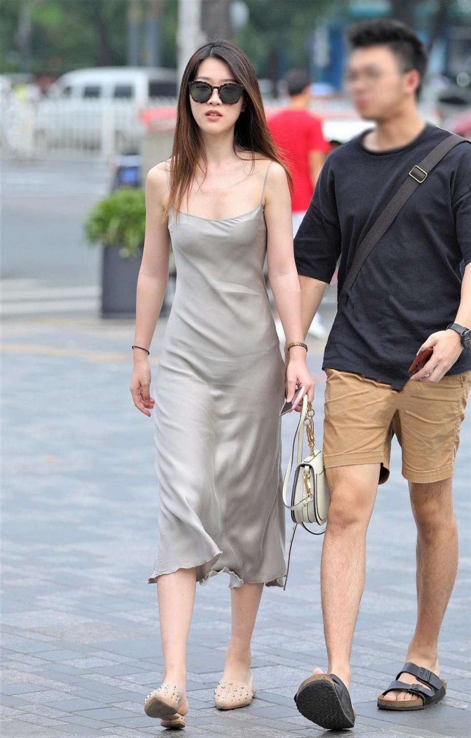 街拍美女：穿睡裙的小姐姐，优雅又迷人！