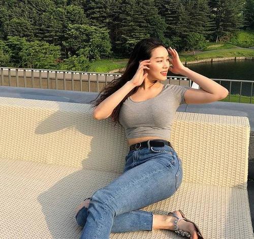 路人街拍，短发小姐姐穿着个性，又酷又有女人味，十分抢镜！