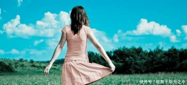 闺蜜结婚,我给随礼2000,看到她发的朋友圈,我愣