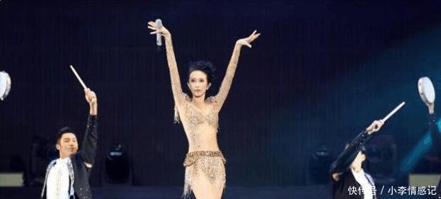 莫文蔚带来性感暴击穿衣只遮重点部位，网友小蛮腰