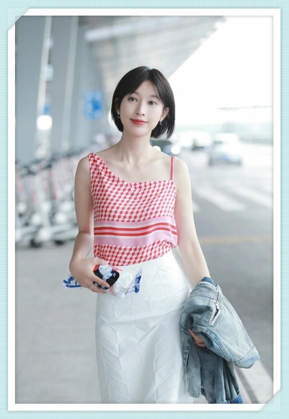 当奚梦瑶和张俪同穿吊带衫,网友:才知道明星和超模的差距有多大