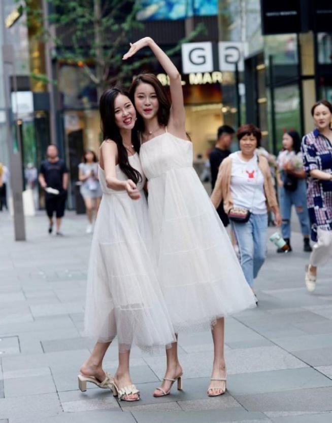 美女■美女街拍身材完美的小姐姐,时尚穿搭,散发出个性魅力