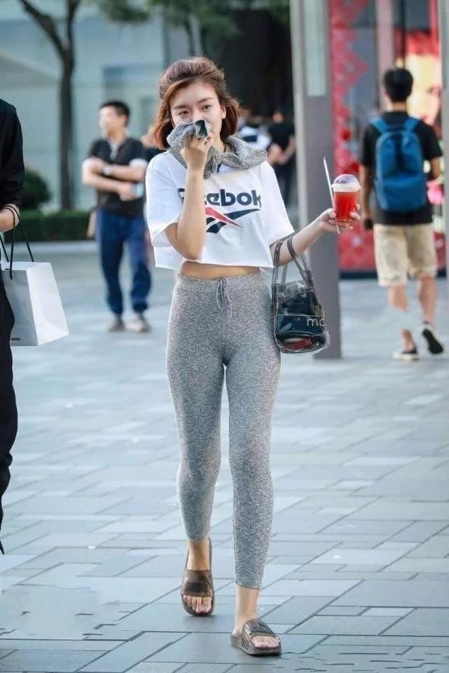 街拍：薄款紧身裤凸显成熟女人魅力，紧紧的勾勒身材