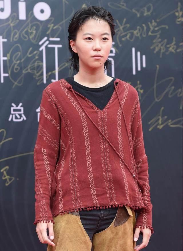 窦靖童将麻布衫穿到红毯上，真叫绝了，网友：比王菲还个性