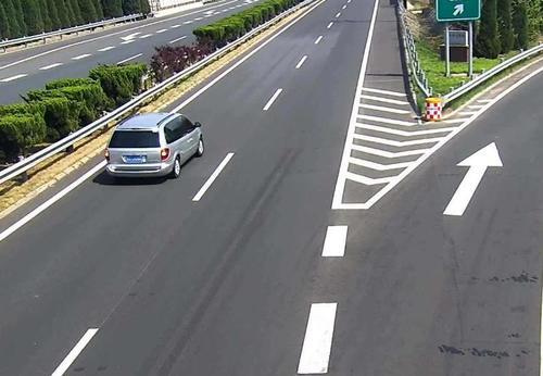 高速上最让人“痛恨”的现象，开始整治了！车友：早就该这样做了