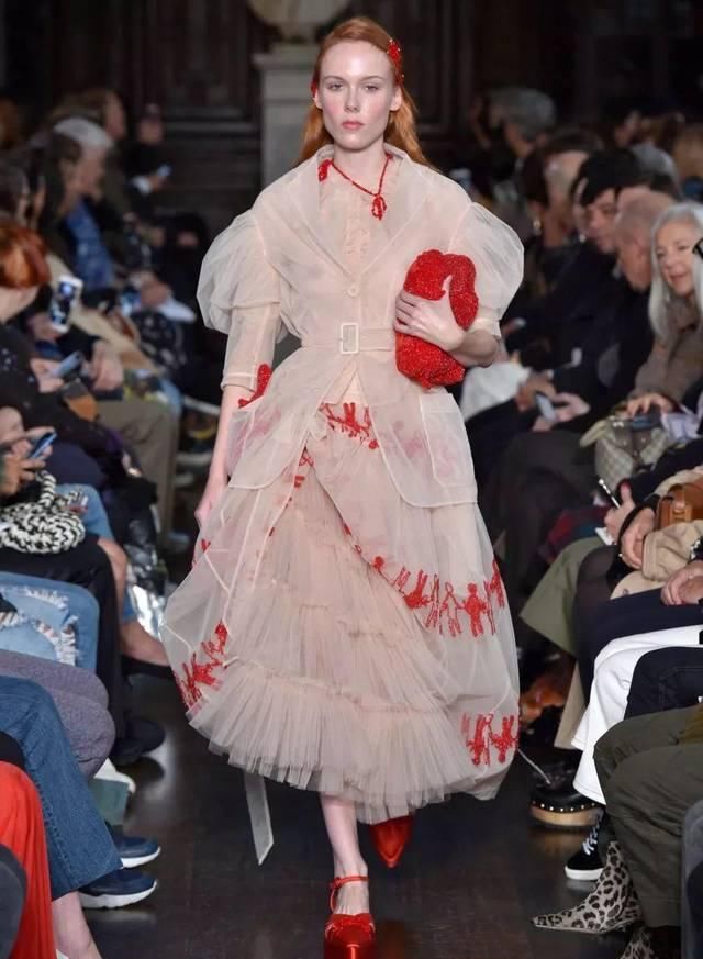  『穿着』只要穿着Simone Rocha，就可以一直做少女哦