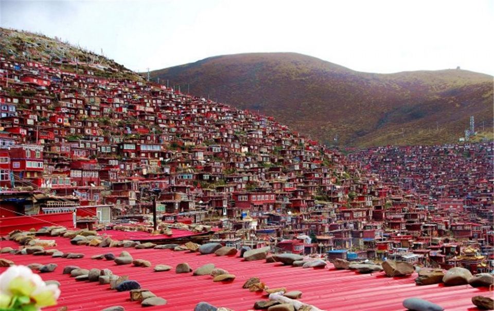 探秘世界最大佛学院,漫山遍野的红色小木屋场面震撼