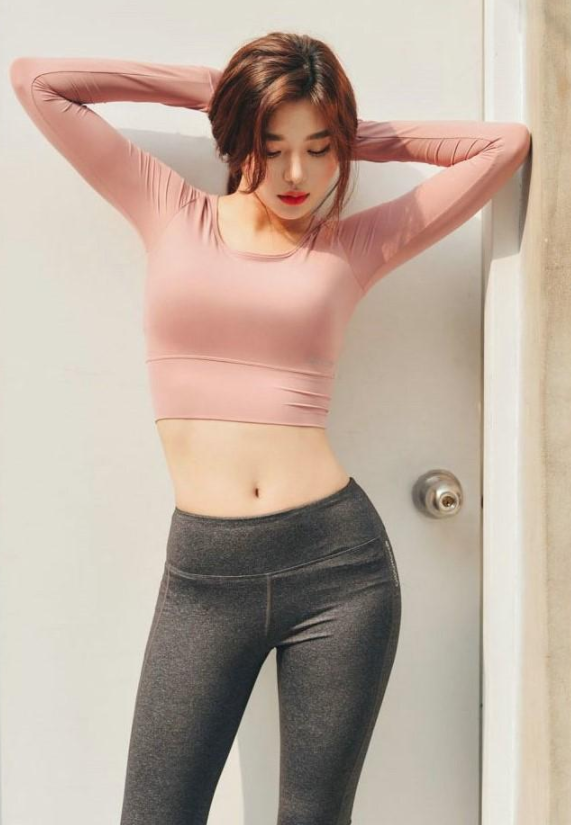 紧身打底裤：妩媚多姿的美女，身材曲线凹凸分明，更显年轻靓丽！