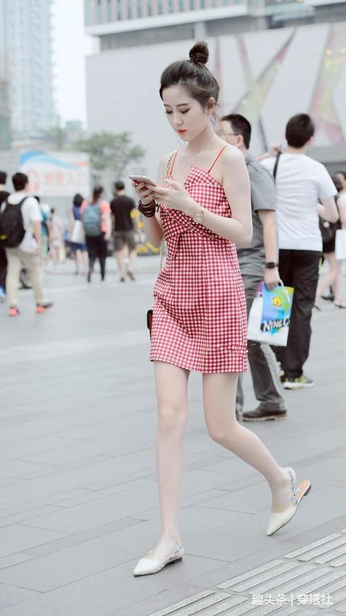 街拍：美女们真会选款，穿搭迷人，大长腿更是令人拍手称赞