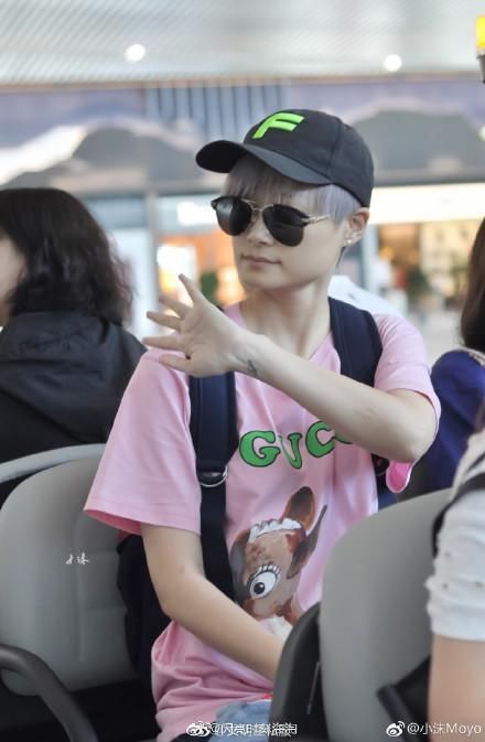 35岁韩雪和18岁欧阳娜娜穿同款短袖，哪里看得出来相差17岁