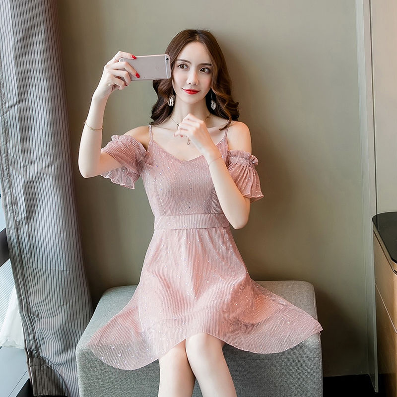 姐姐的连衣裙穿的好漂亮,你看看下图,比夜店的还性感洋气