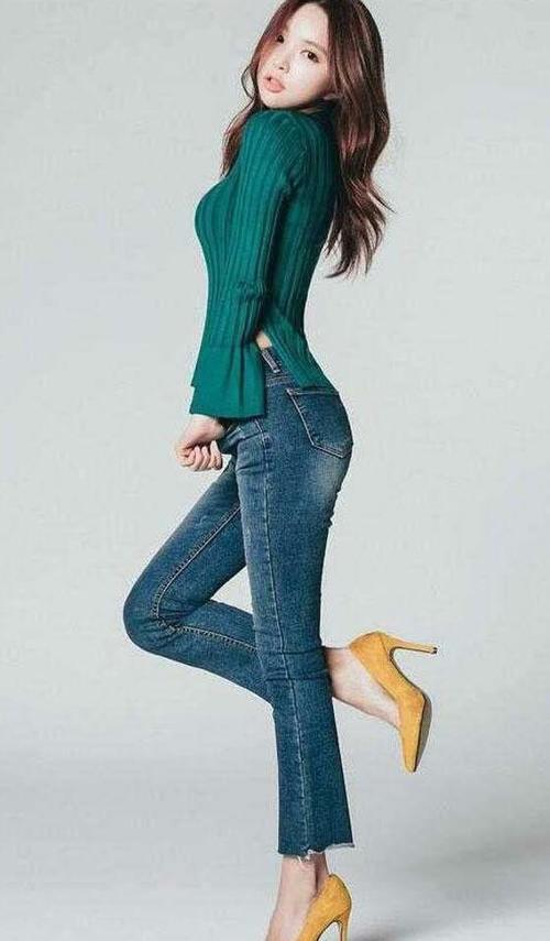 牛仔裤显现女性美好身材，看上去迷人又有魅力！