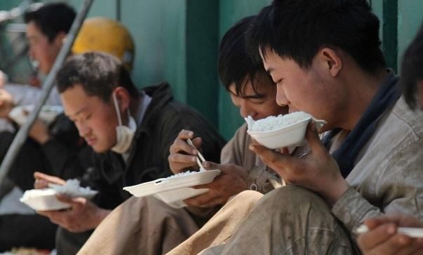  [做饭]农民在外打工，赚的都是血汗钱，为啥明明能自己做饭，却