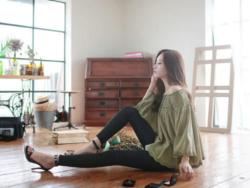 紧身裤|嫣然巧笑孙允珠暗绿色性感露肩透视雕花上衣修身显瘦紧身裤