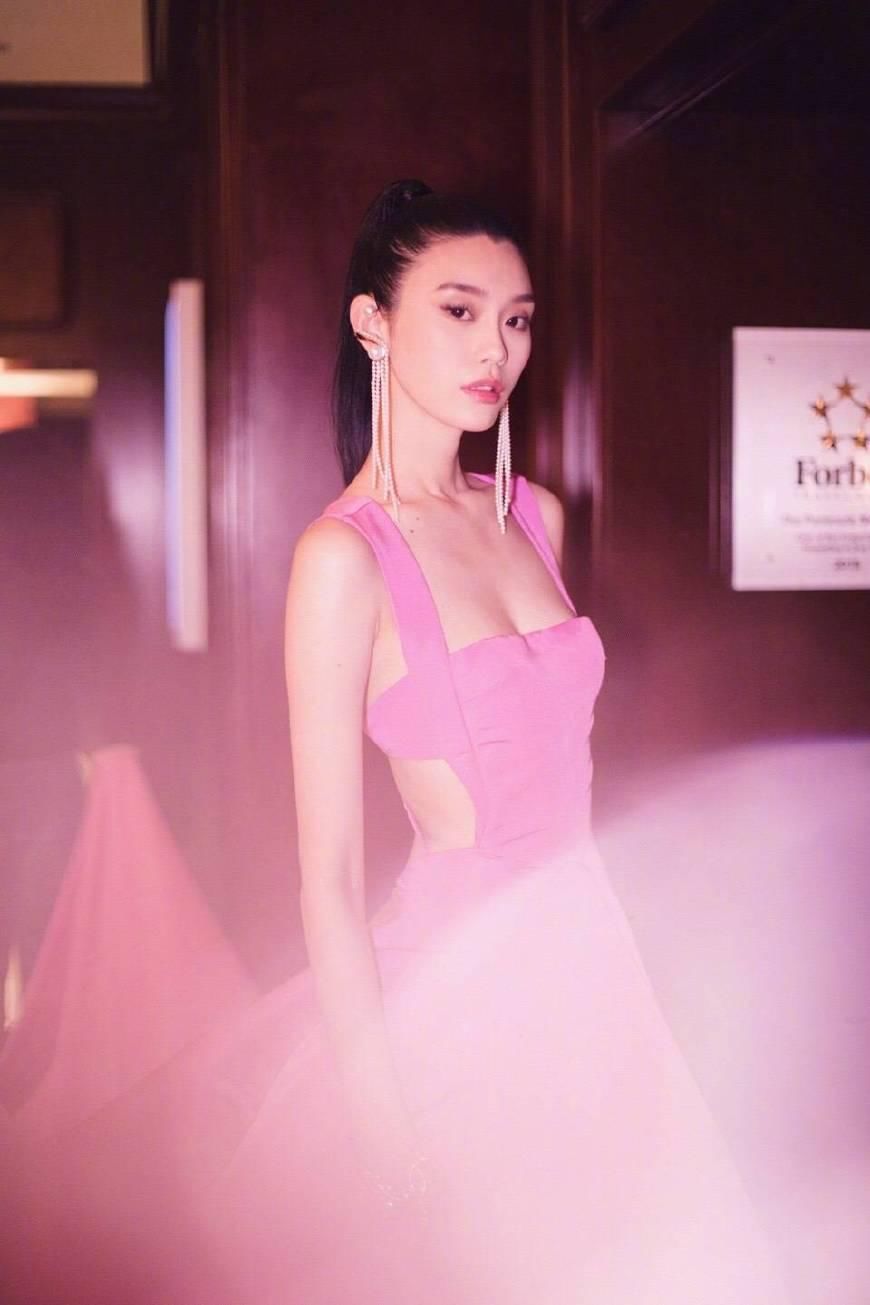 超模奚梦瑶真的是“吊带女王”，身材好得没话说，网友:美中不足