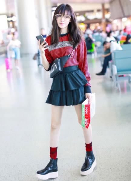 张天爱的短裤比上衣还短，这腿缝有亮点，网友：撞脸Angelababy！